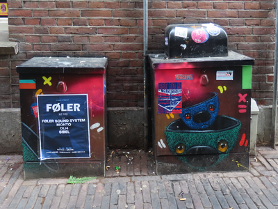 912912 Afbeelding van door Philipp Jordan ('Teddies in Space') beschilderde elektriciteitskastjes op de ...